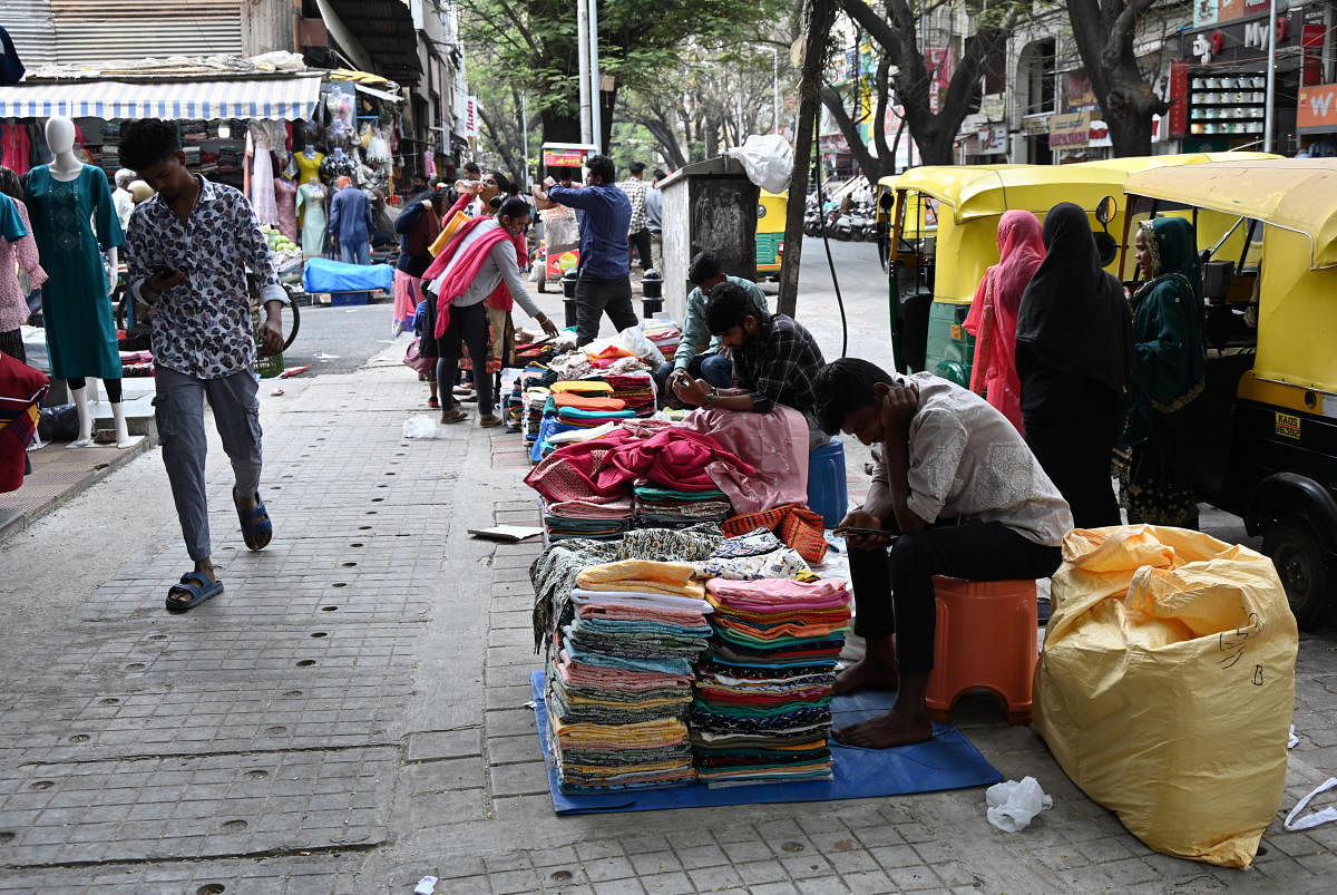 Footpath stalls in Malleswaram allow space for people to walk without being hassled. DH Photo /B K Janardhan