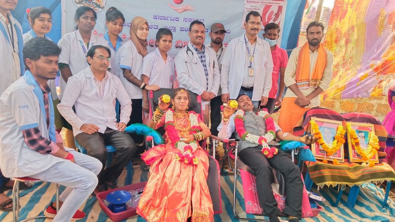 Praveen Subbannavar donates blood during his wedding in Haveri. Credit: Special arrangement