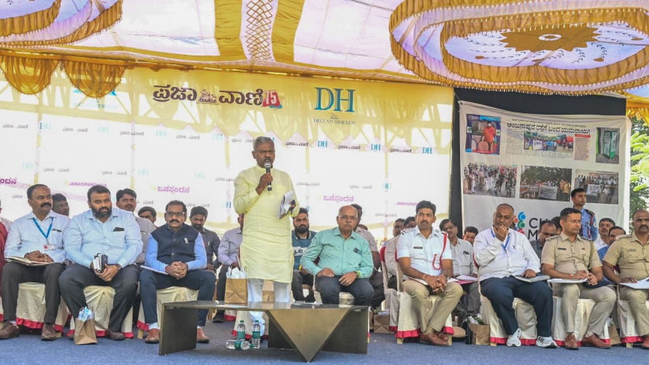The programme was organised by Deccan Herald and Prajavani, in collaboration with the Changemakers of Kanakapura Road, to provide a forum for citizens of Hemmigepura ward to discuss issues plaguing their locality with the authorities concerned. Credit: DH Photo