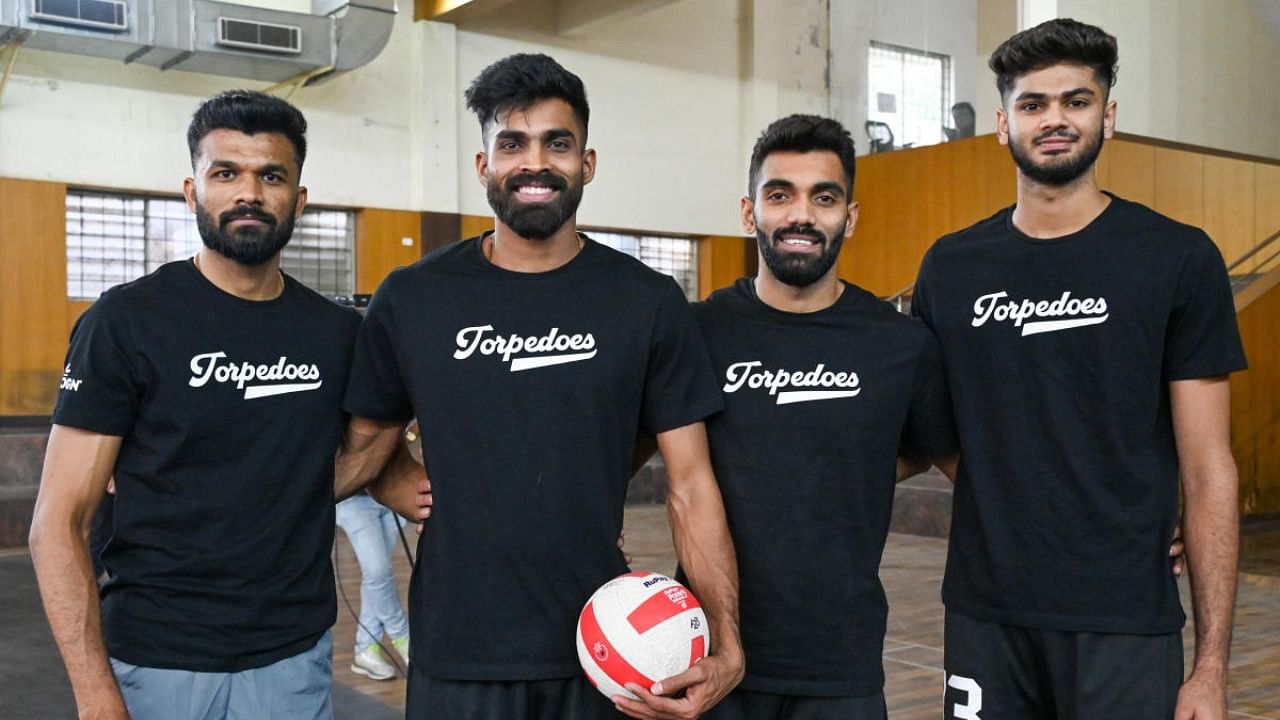 Bangalore Torpedoes Team players are seen with Head Coach and Olympic Gold Medallist David Lee, during their practice session, at Malleswaram indoor stadium, in Bengaluru on Thursday. Credit: DH Photo