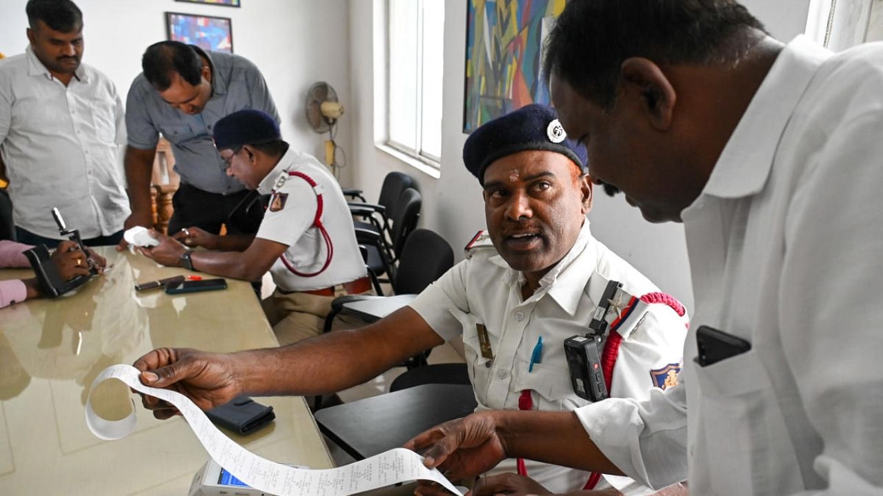 Citizens visit the Traffic Management Centre on Infantry Road, Bengaluru, to settle their dues. DH Photo/Pushkar V