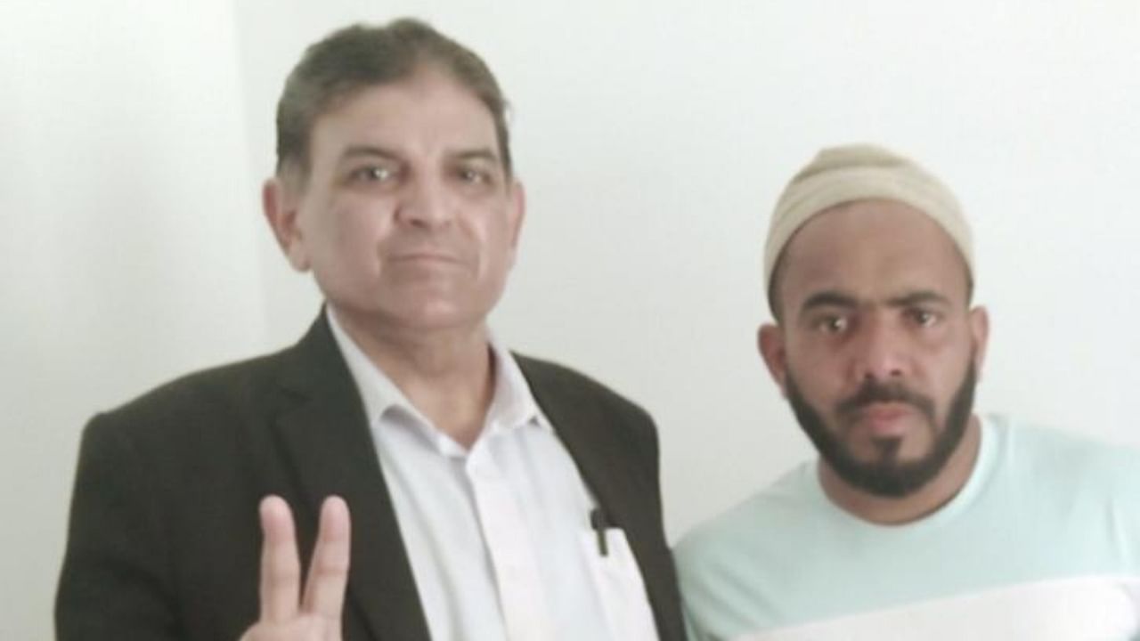 Indian national Shihab Bhai, who was earlier denied visa, entered Pakistan on Tuesday to complete a marathon journey on foot to Saudi Arabia for Hajj. Credit: PTI Photo