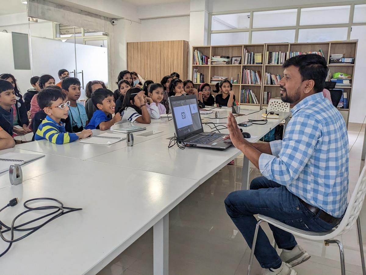 Students watch a presentation on decoding old Kannada characters from inscription stones. Photos courtesy: The Mythic Society, Bengaluru