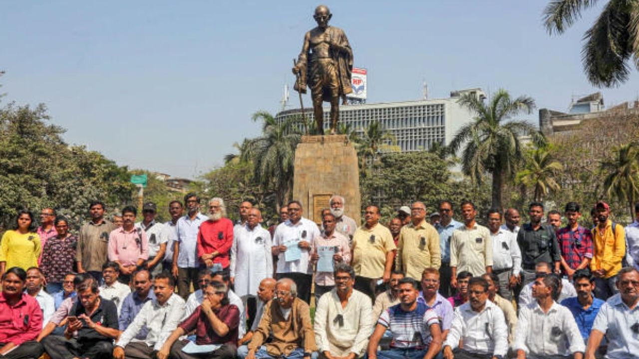 Journalists from across Mumbai stage a protest in front of the Mahatma Gandhi statue at Mantralaya over the murder of their Ratnagiri colleague Shashikant Warishe. Credit: PTI Photo