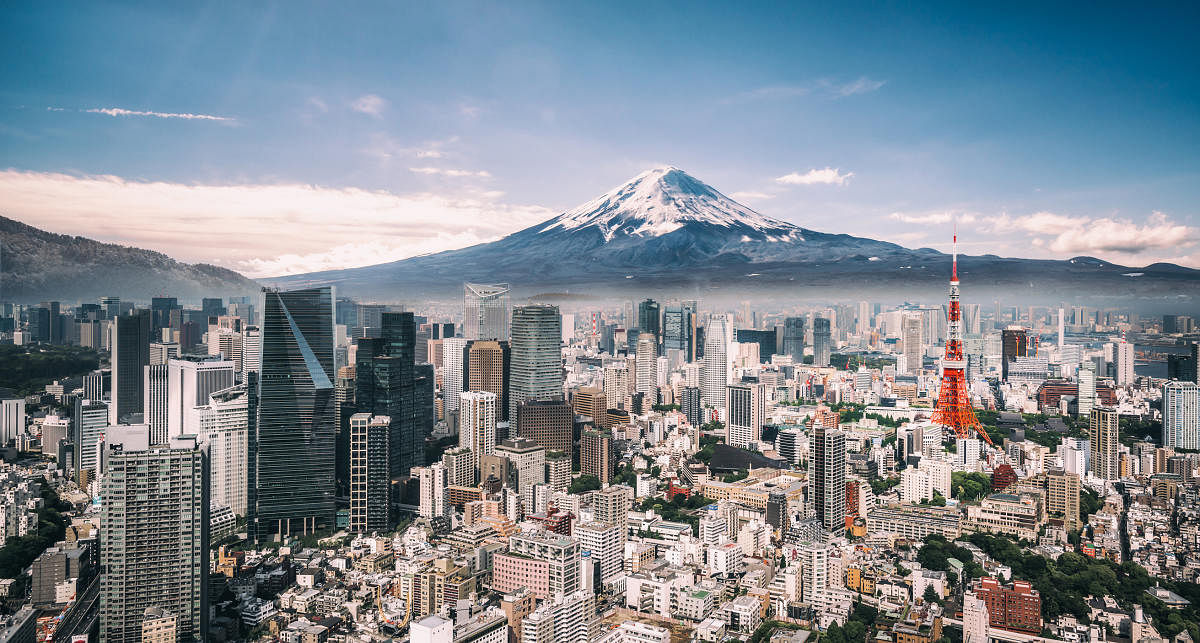 Tokyo is the metropolis with the greatest number of people in the world and an urban economy that is second only to New York’s. 