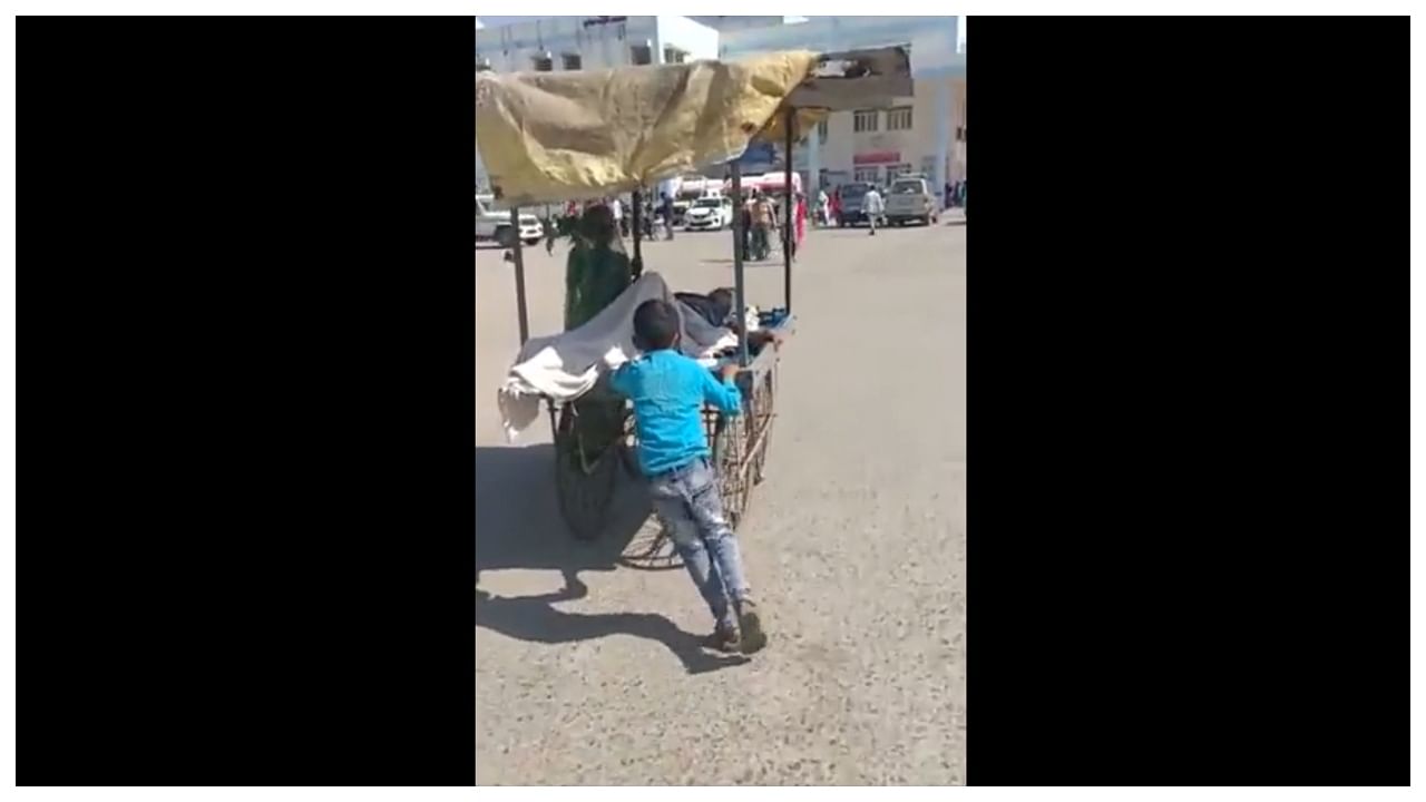 Boy pushing a handcart with an ailing man. Credit: Twitter/@ashoswai