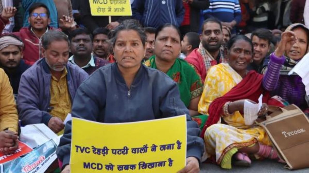 Vendors protest MCD 'anti encroachment' drive. Credit: PTI Photo