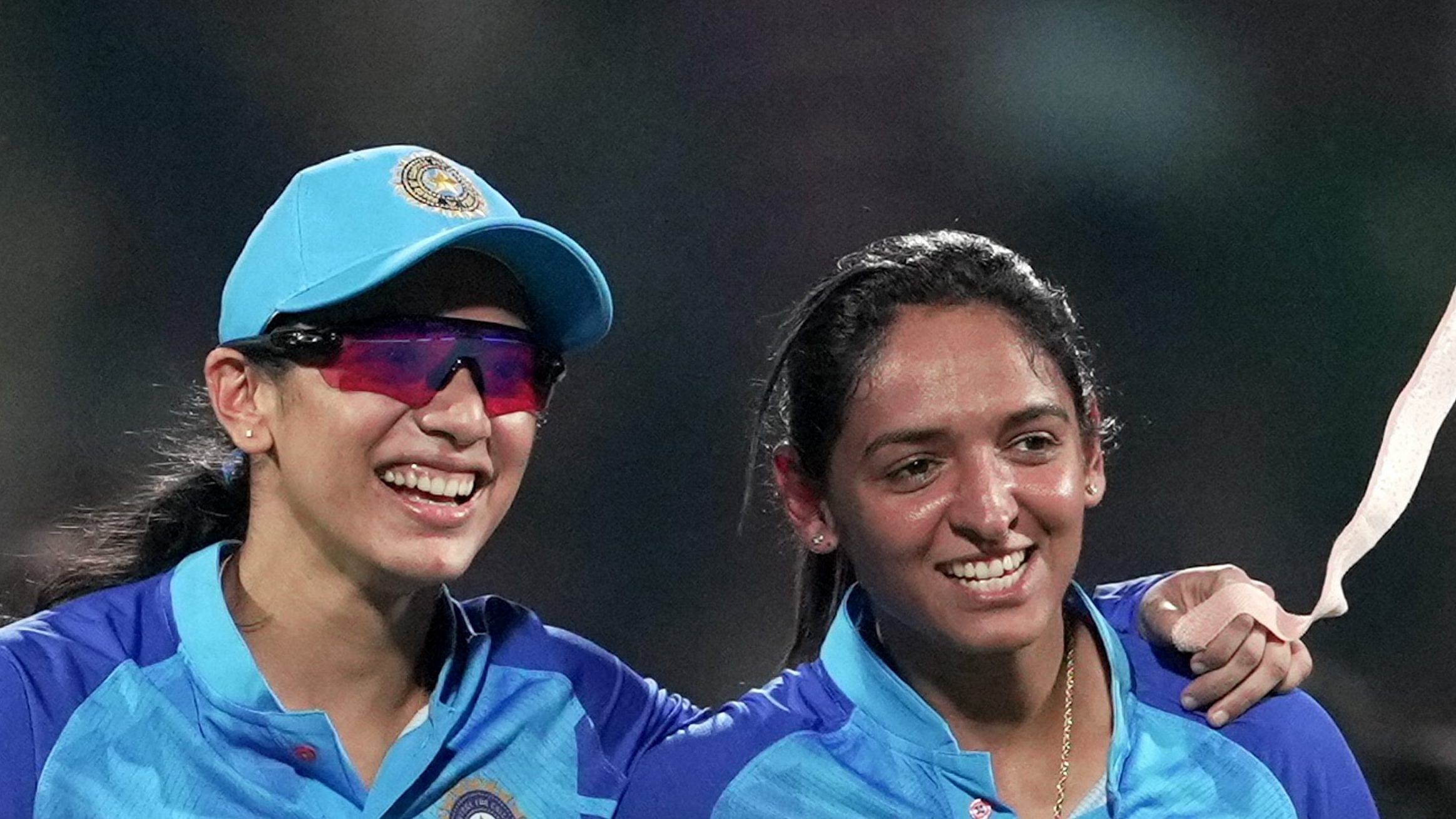 Team India cricketers Smriti Mandhana (L) and Harmanpreet Kaur. Credit: PTI Photo