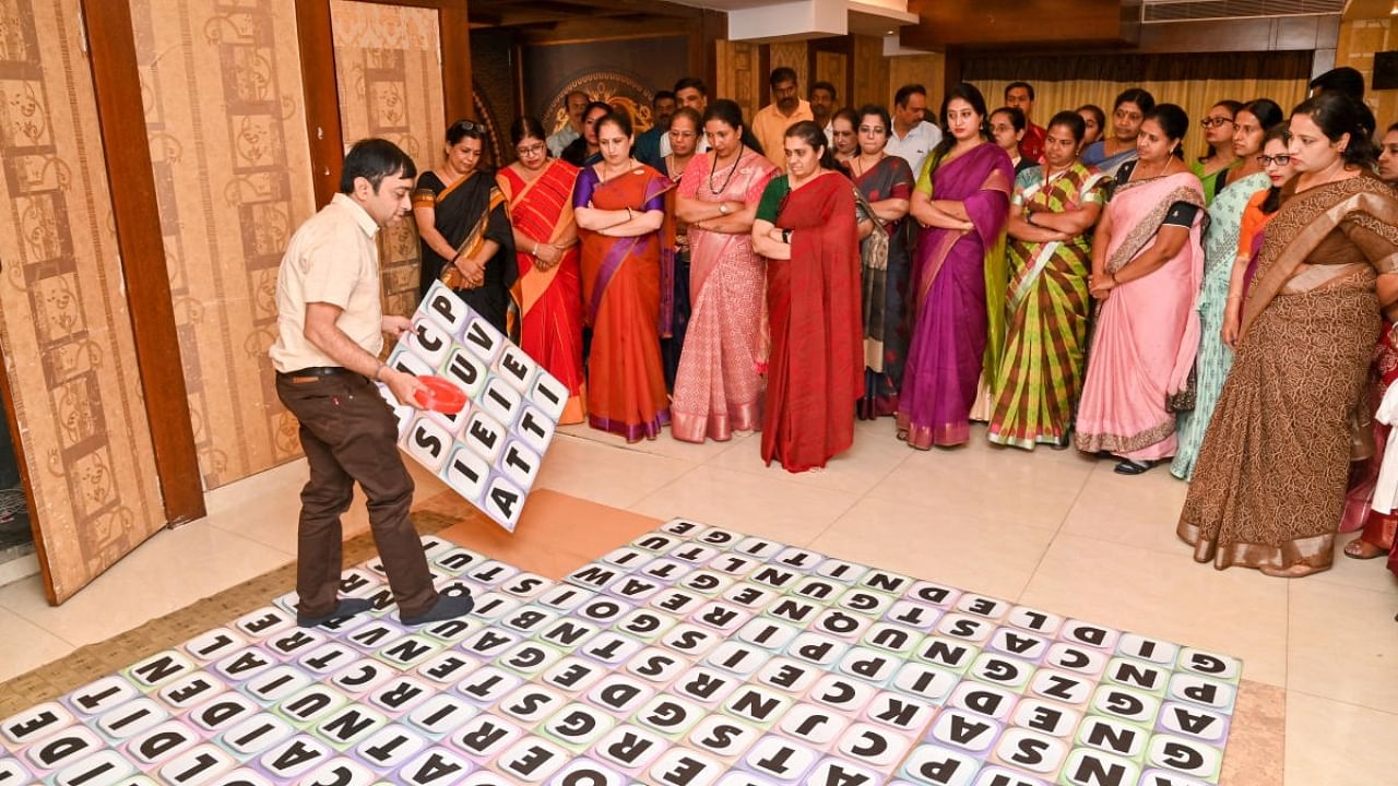 Senior advisor of Hoyt Games Sanjay Arbatti helps principals of education institutions to play puzzles during DH-Prajavani Exam Mastermind seminar on ‘Dynamics of Education’. Credit: DH Photo