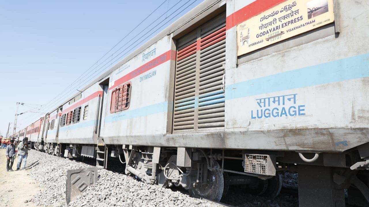 S4 to S1 coaches, one general coach and one luggage-cum-brake van got derailed. Credit: Special Arrangement