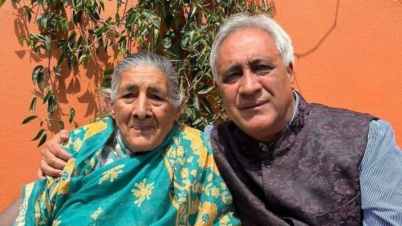 Chandra Bhandari with his mother. Credit: Facebook/chandra.bhandari.737