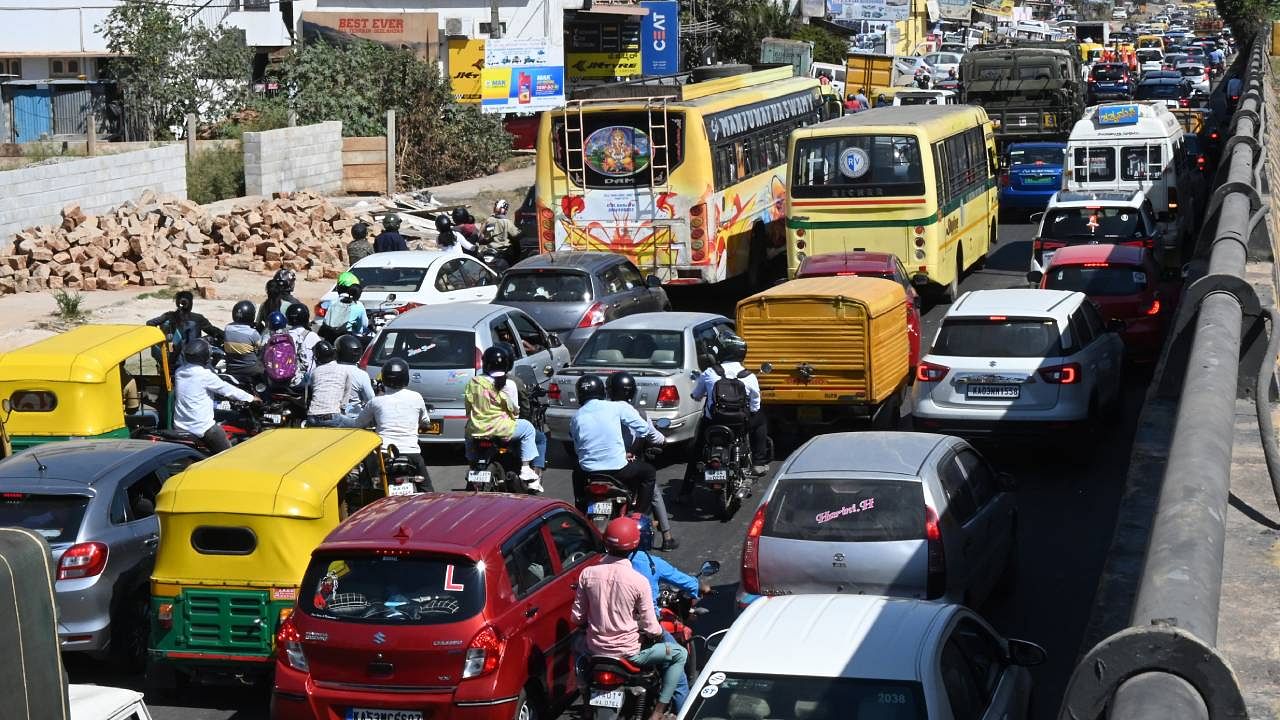 White topping of 120 km arterial roads in Bengaluru will be done at a cost of Rs 1,000 crore and 300 km of arterial and sub-arterial roads in the city will be developed at a cost of Rs 450 crore, the Chief Minister added. Credit: DH Photo/ BK Janardhan