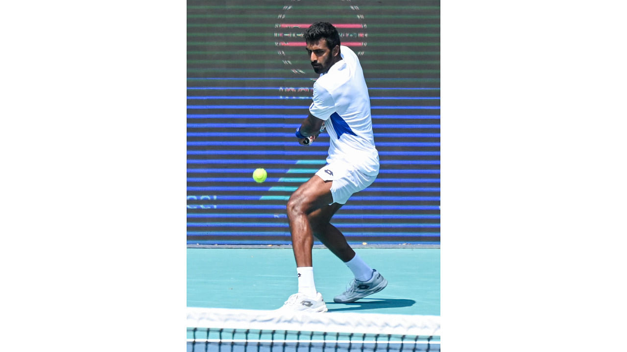 Indian tennis player P. Gunneswaran won the Qualifiers round against Benjamin Lock of  Zimbabwean, at the Dafanews Bengaluru Open 2023, at KSLTA in Bengaluru on Sunday. Credit: DH Photo/ B H Shivakumar