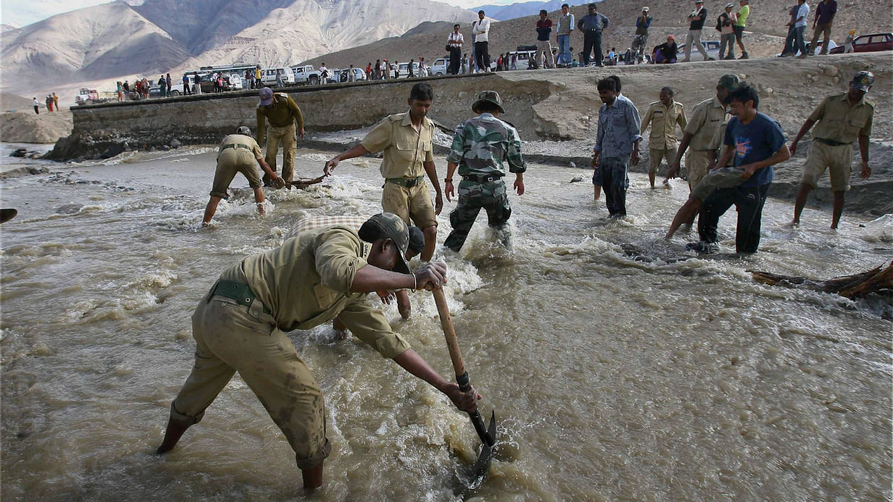 Border Road Organization officials and local volunteers working to stop the overflowing water of Indus river. Credit: PTI Photo