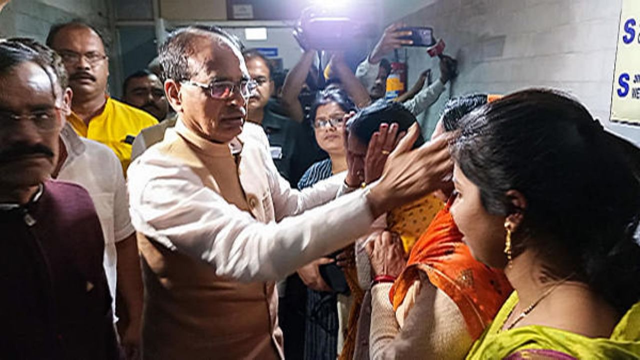 Madhya Pradesh Chief Minister Shivraj Singh Chouhan meets relatives of the accident victims at the Rewa Medical College hospital. Credit: PTI Photo