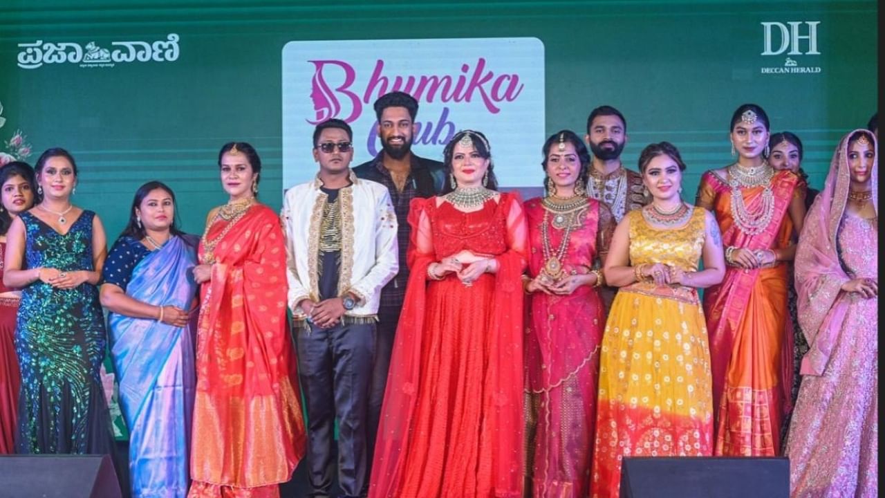 Makeup artist Mala, actor Bhavani Prakash, designer Bakash Ali, Priya Prashanth and choreographer Adarsh Jain seen with models from Stile Strada, who sported exclusive collections from Malabar Gold &Diamonds. Credit: DH Photo