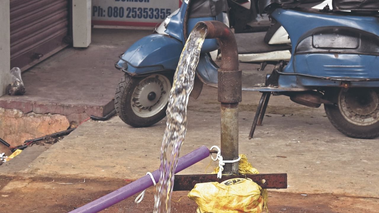 A borewell pumps out water in Domlur, Bengaluru. Credit: DH Photo
