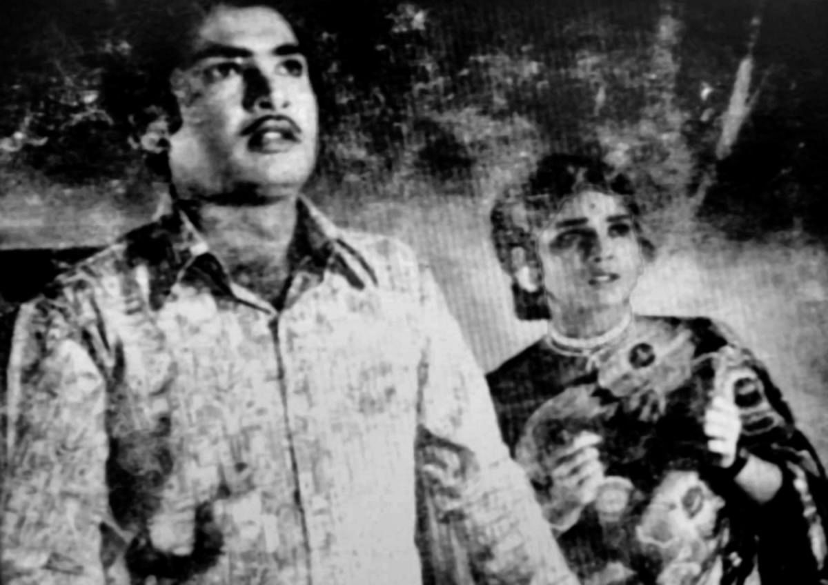 A still from the movie 'Bayya Mallige' starring artistes Sanjiva Dandekeri and Jayamala.