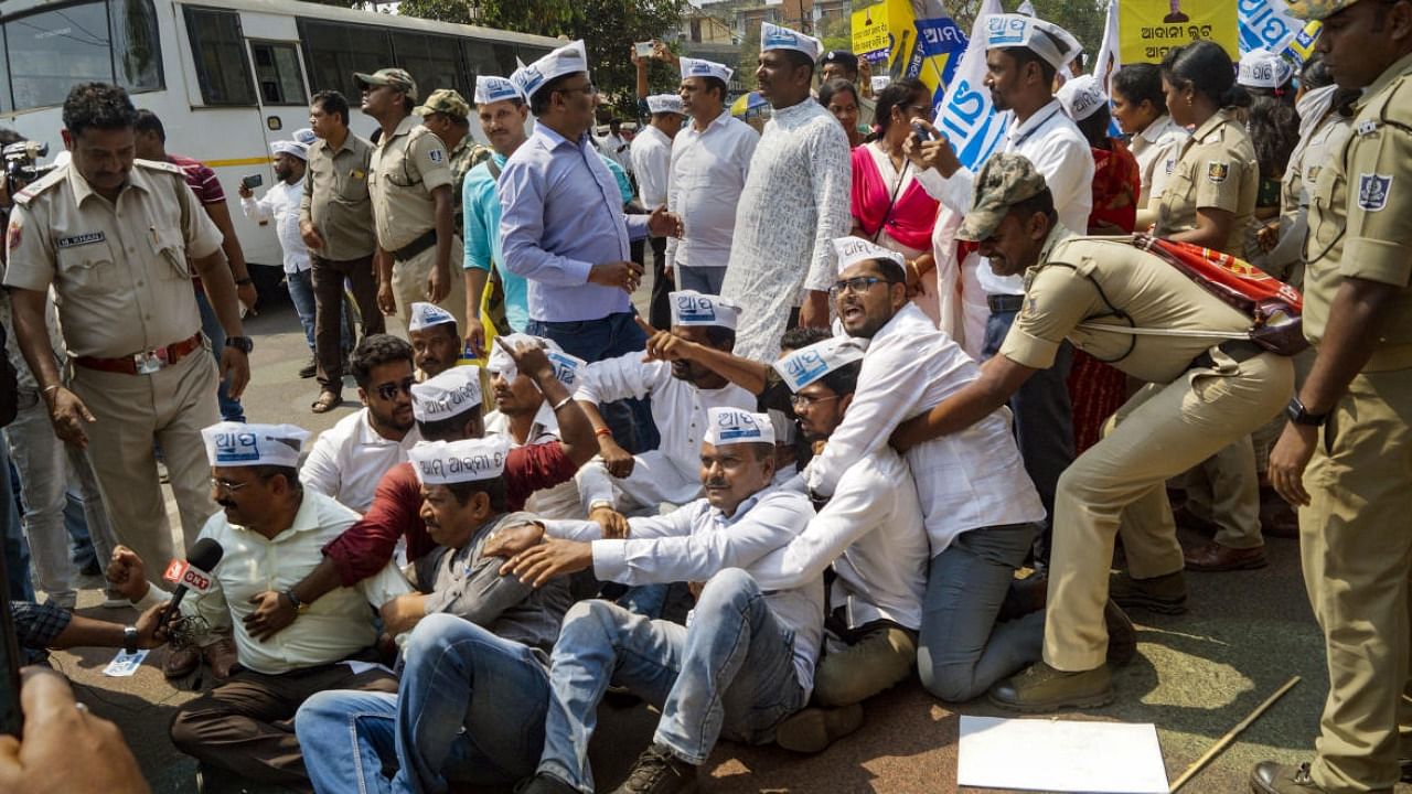 Police personnel detain Aam Aadmi Party (AAP) workers during a protest against the arrest of Delhi Deputy CM Manish Sisodia. credit: PTI Photo