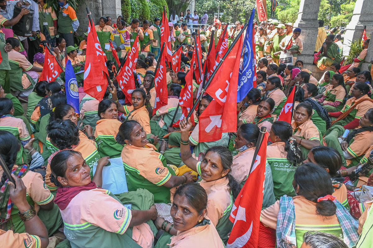 Sanitation workers protest in front of the BBMP head office on Monday. Credit: DH Photo