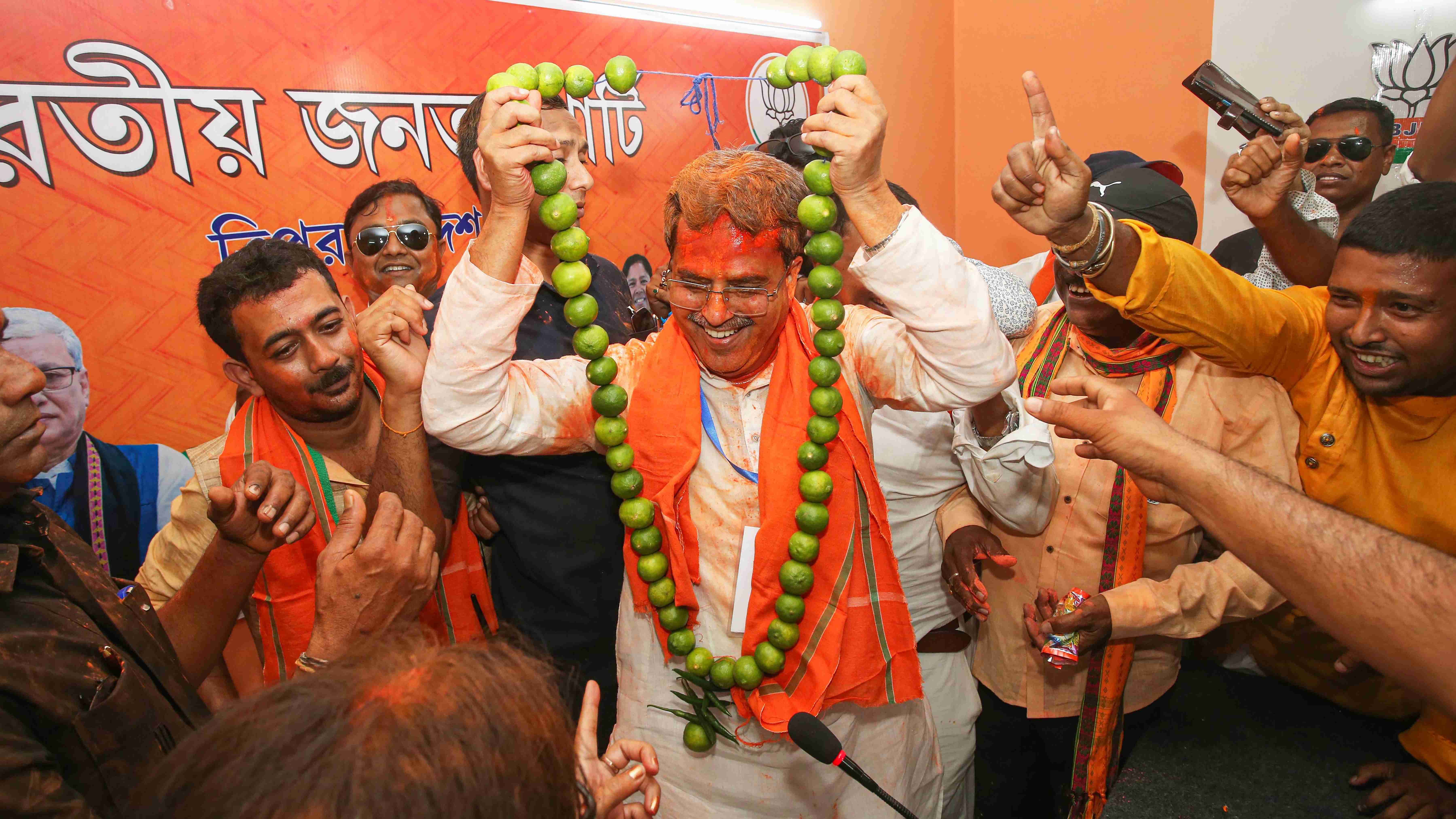 Tripura Chief Minister Manik Saha being garlanded by BJP supporters after the party's good performance in the Assembly elections. Credit: PTI Photo