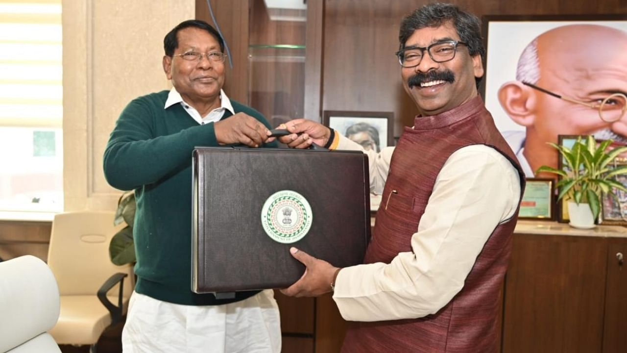 Jharkhand government presented a budget of 1 lakh 16 thousand crores, announced to restore the old pension scheme. Credit: IANS Photo
