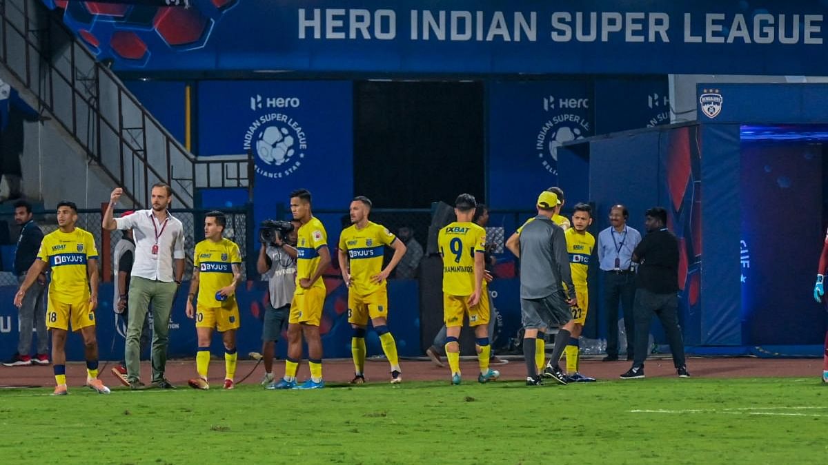 Kerala Blasters coach Ivan Vukomanovic (second from left) waves on as they leave the field during ISL playoff against Bengaluru FC at the Sree Kanteerava Stadium, on Friday. Credit: DH Photo/Pushkar V
