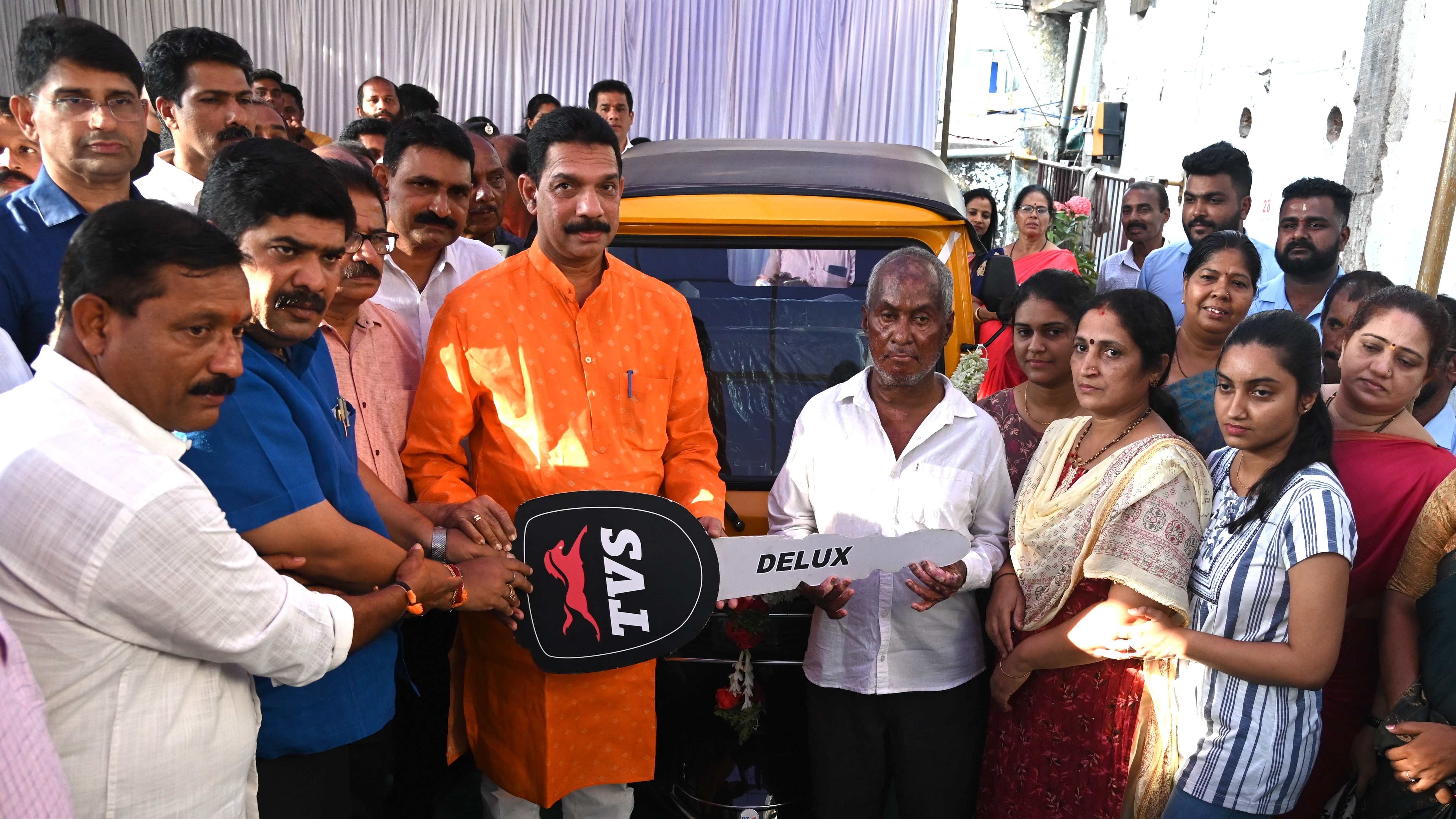 BJP state president Nalin Kumar Kateel hands over an auto rickshaw to auto driver Purushotham Poojary, who suffered injuries in the cooker blast, in Mangaluru on Sunday. DH Photo