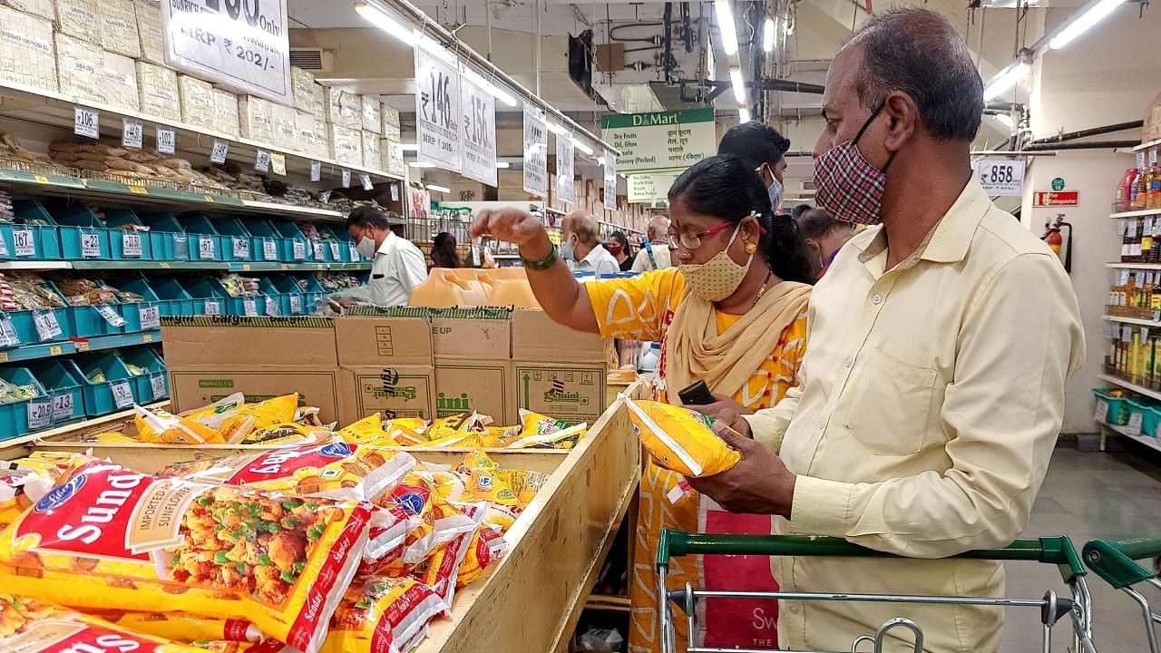 Shoppers purchase packets of vegetable oil at a supermarket in Mumbai, March 7, 2022. Credit: Reuters File Photo