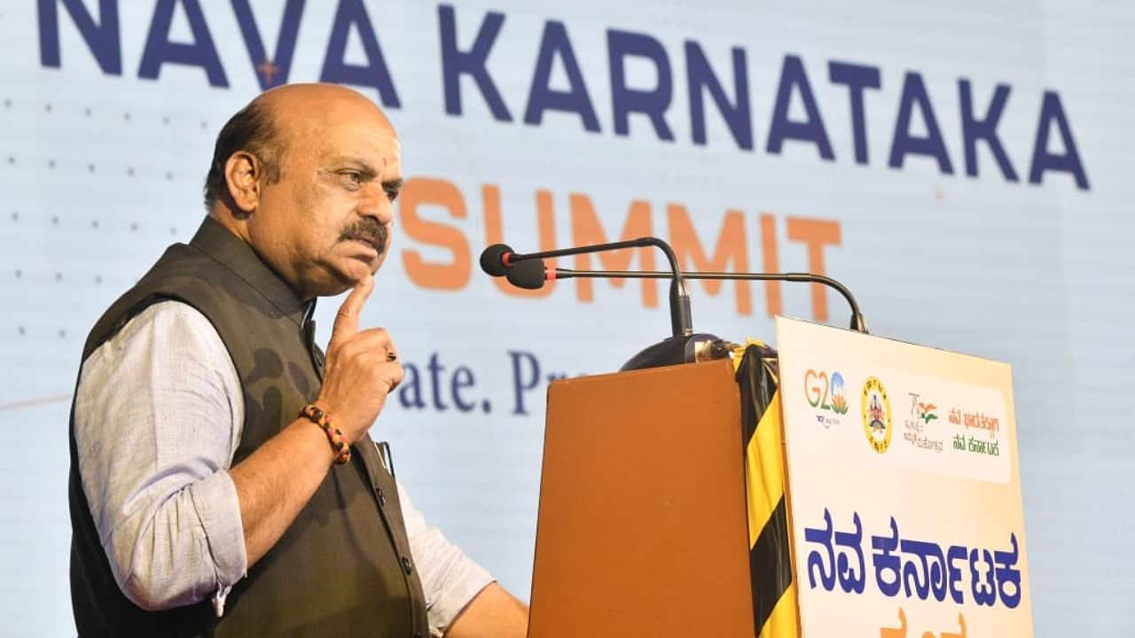 Karnataka CM Basavaraj Bommai addressing the Nava Karnataka Summit curated by DH Brandspot and PV Brandspot at Hubballi on Friday. Credit: Special Arrangement