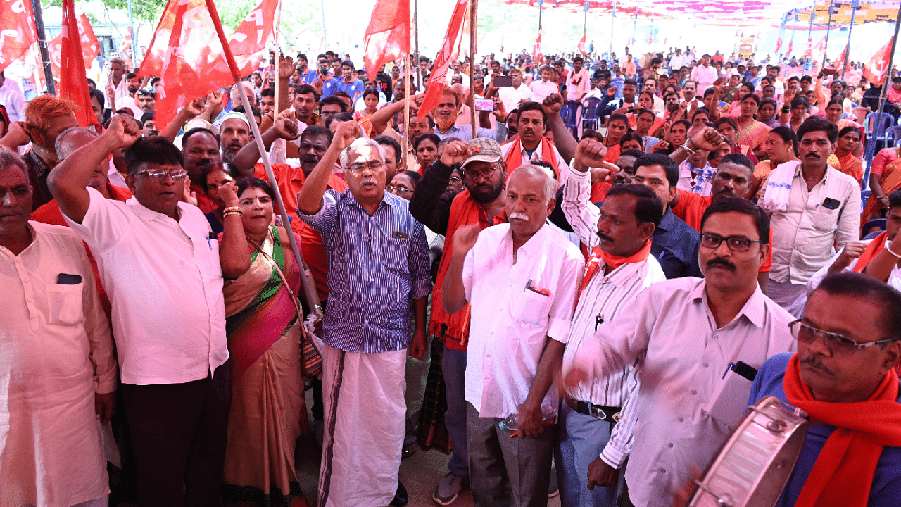 The Karnataka state council of Communist party of India and the committee for the homeless and landless organised a massive protest demonstration to demand land and housing rights for the 50 Lakh homeless families at Freedom Park in Bengaluru. Credit: DH Photo