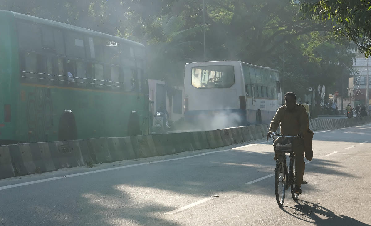 Experts attribute the rising air pollution levels to the increasing vehicle population in the city. DH Photo by Mariya S Mattathil