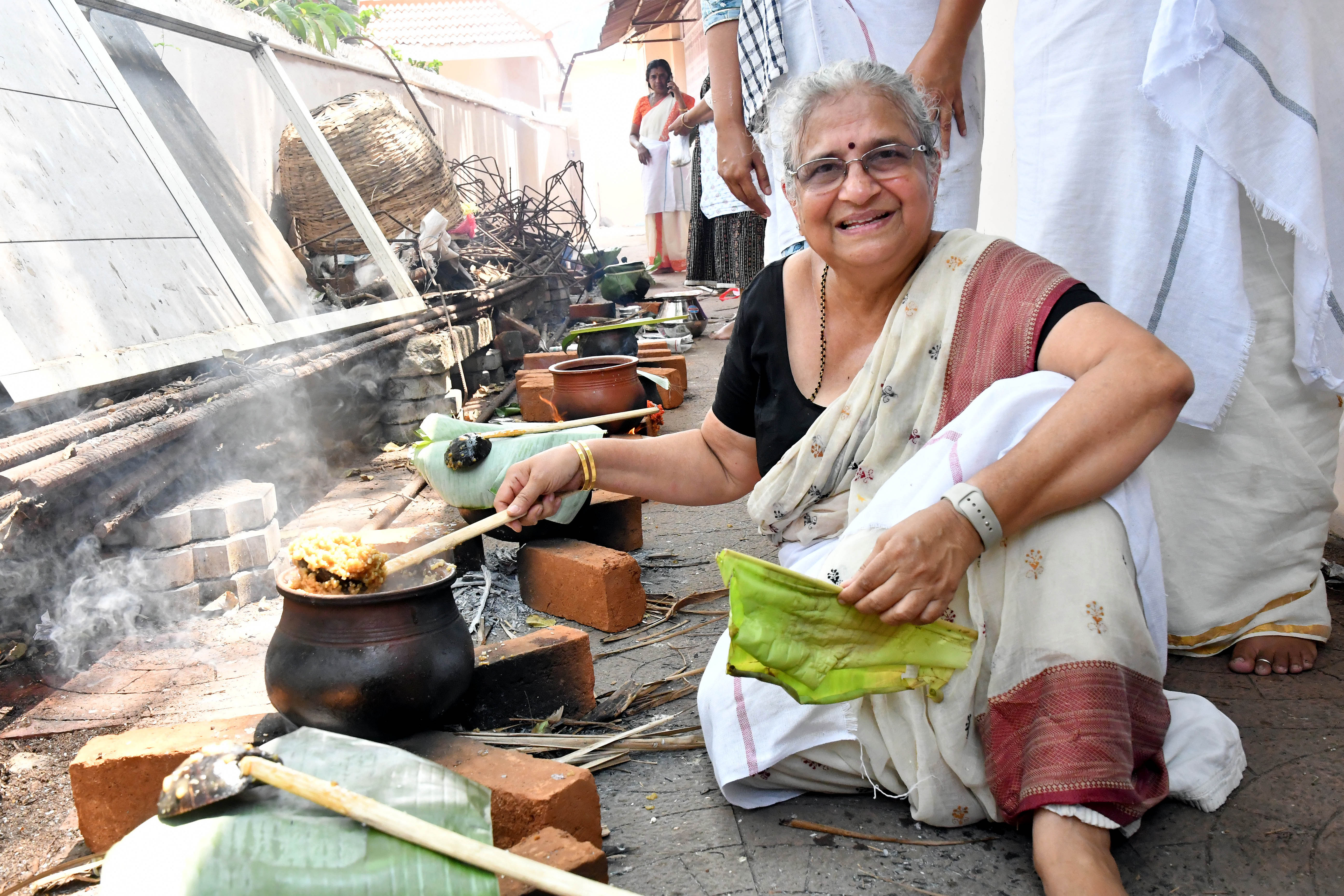 Sudha Murthy offering 'pongala' at the Attukal Bhagavathy Temple in Thiruvananthapuram. Credit: Special arrangement