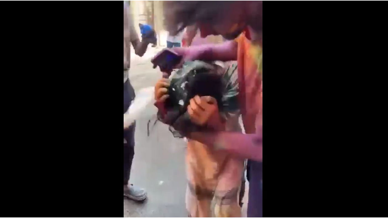 The video showed a group of men smearing colour on a foreigner, who seemed uncomfortable. Twitter/@SwatiJaiHind