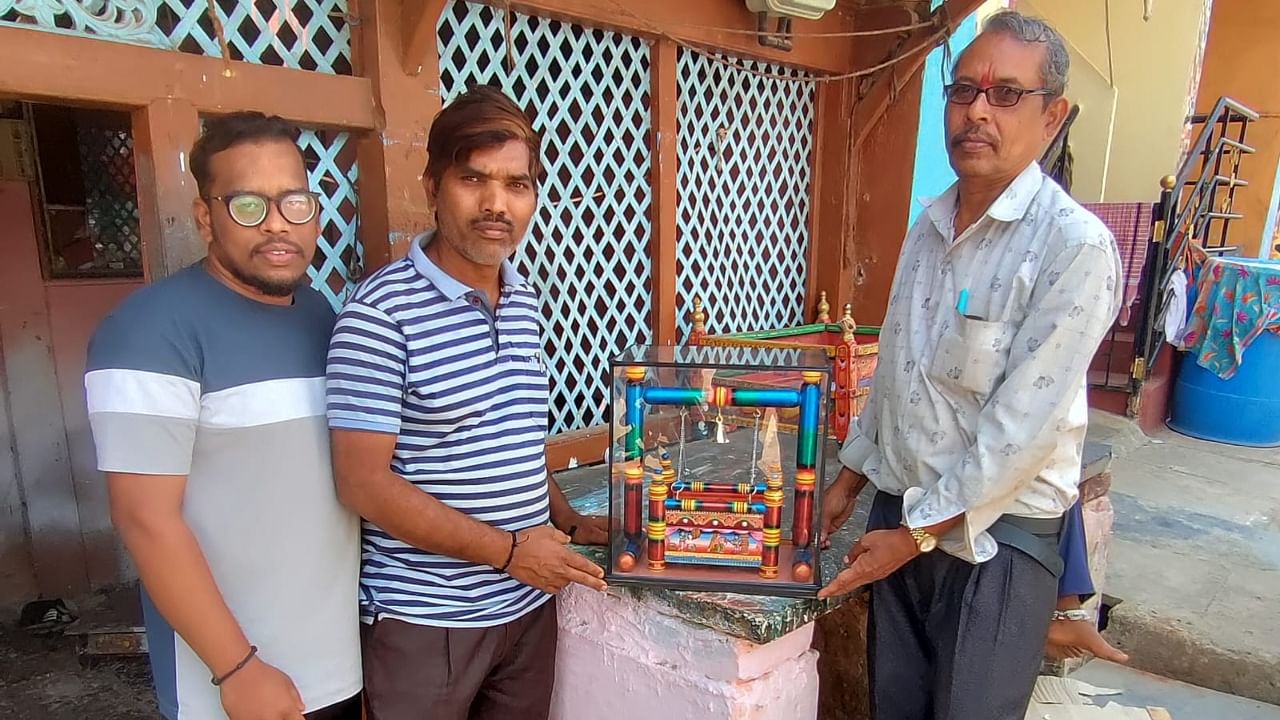 Artist Maruthi Badiger along with his miniature of Kalaghatagi cradle, which will be gifted to Prime Minister Narendra Modi during his visit to Dharwad on Sunday. Credit: Special Arrangement