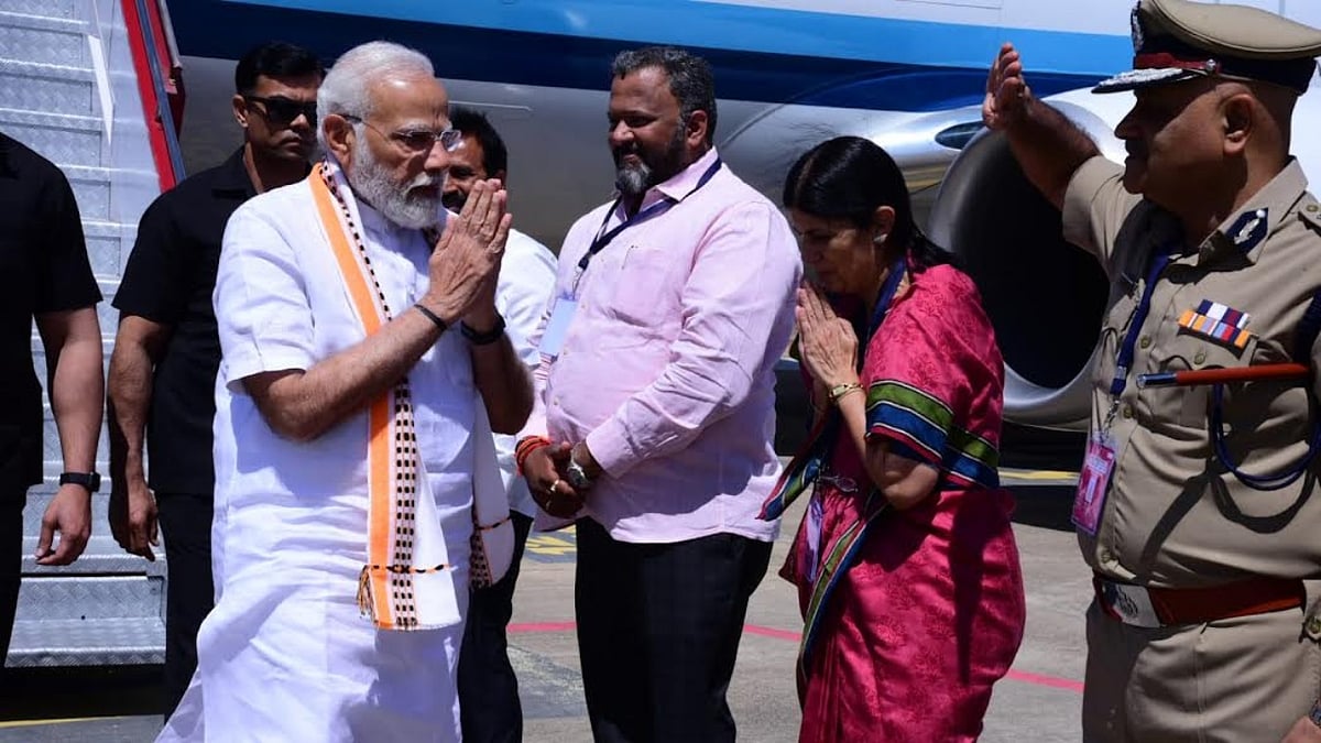 Senior Officials Mlas Receive Pm Narendra Modi At Mysuru Airport