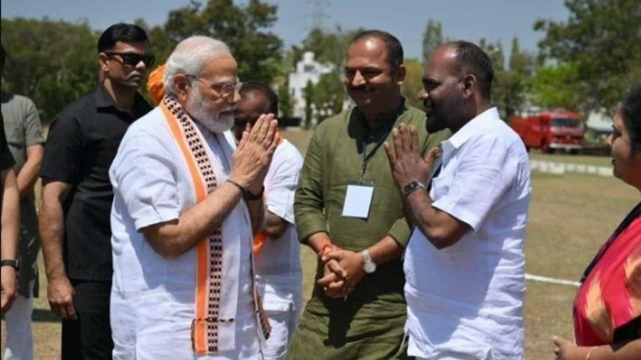PM Modi meeting Mallikarjun. Credit: IANS Photo
