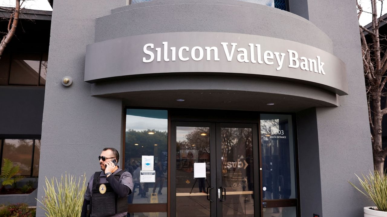A security guard stands outside of the entrance of the Silicon Valley Bank headquarters in Santa Clara, California, March 13, 2023. Credit: Reuters Photo