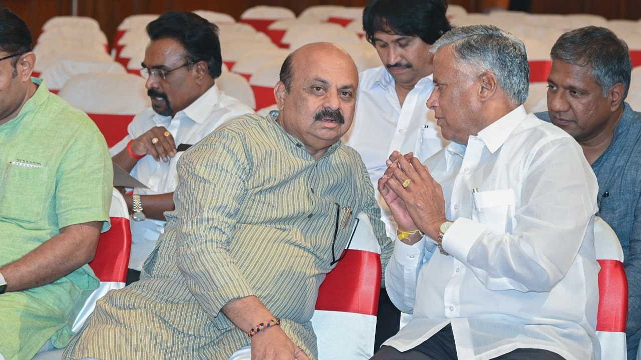 Chief Minister Basavaraj Bommai interacting with Housing Minister V Somanna. Credit: DH Photo/ S K Dinesh