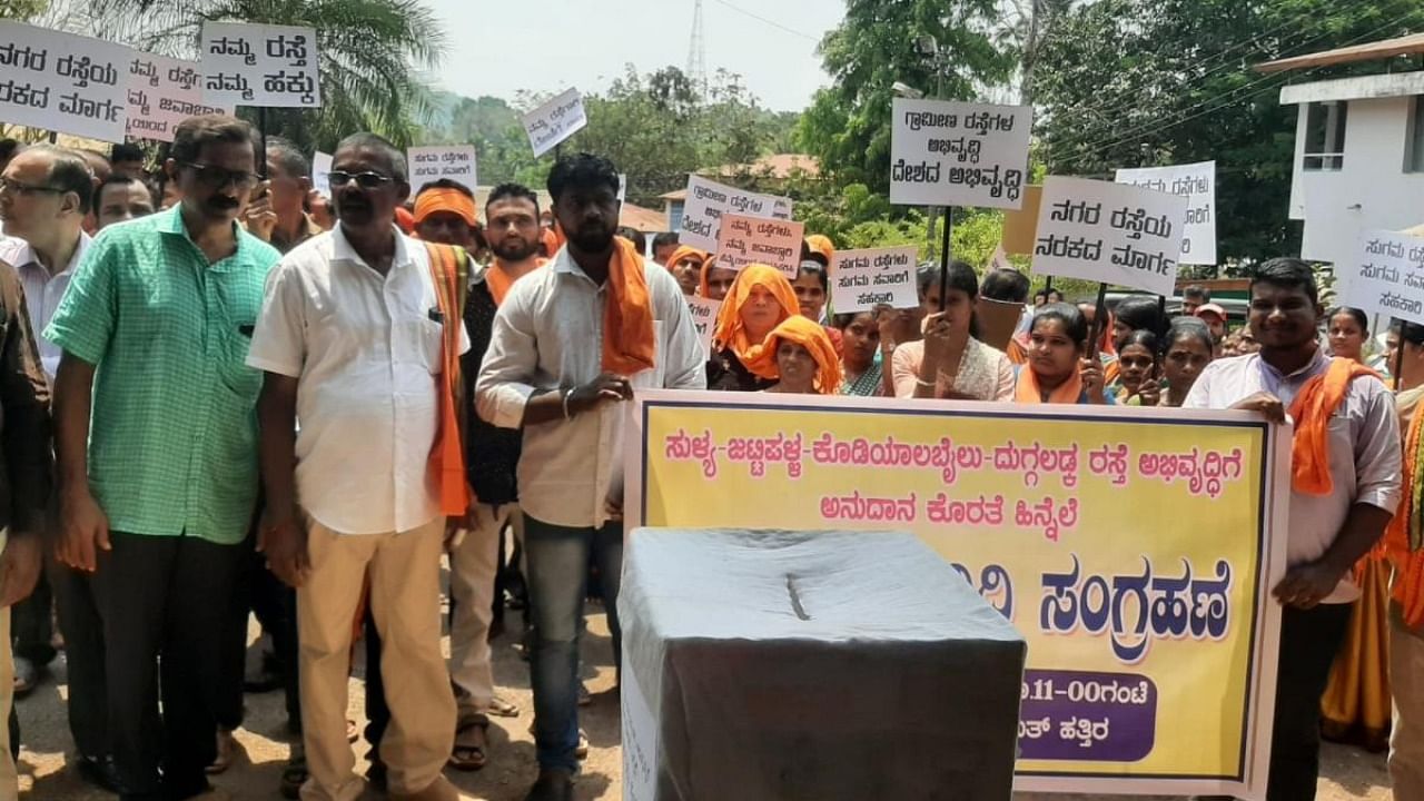 Residents stage a protest demanding the development of Jattipalla-Kodialabailu-Dugaladka Road in Sullia. Credit: Special arrangement