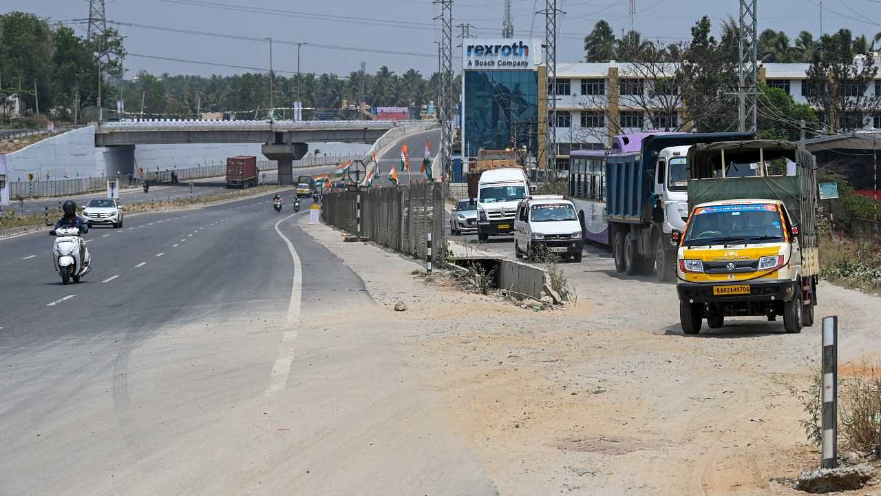 Commuters take the service road to enter Bengaluru-Mysuru Expressway to avoid the toll booth near Hejjala. Credit: DH Photo/Pushkar V