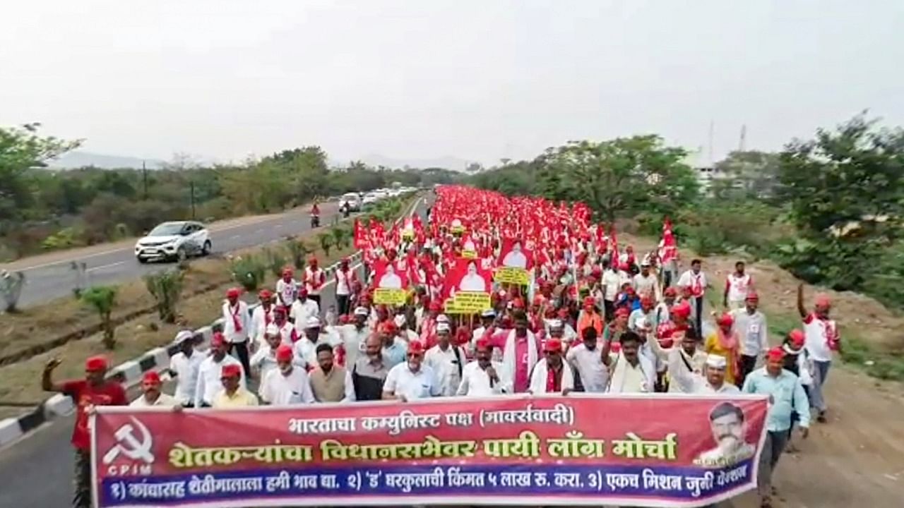 Farmers during their march from Nashik to Vidhan Sabha (Mumbai), in Kasara, Maharashtra, Wednesday, March 15. Credit: PTI Photo