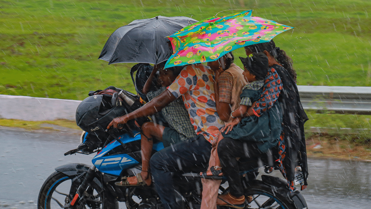 The weather office has forecast scattered to fairly widespread light to moderate rainfall with thunderstorms and hailstorms over the western Himalayan region till Monday. Credit: PTI Photo