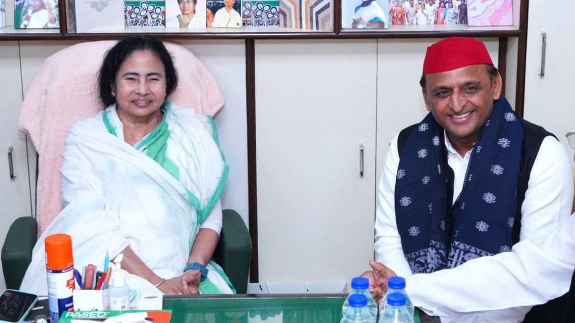  Samajwadi party chief Akhilesh Yadav meets West Bengal Chief Minister Mamata Banerjee at her residence, in Kolkata. Credit: IANS Photo