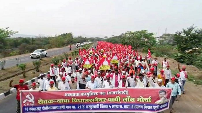 Farmers during their march from Nashik to Vidhan Sabha (Mumbai), in Kasara, Maharashtra, Wednesday, March 15. Credit: PTI Photo 