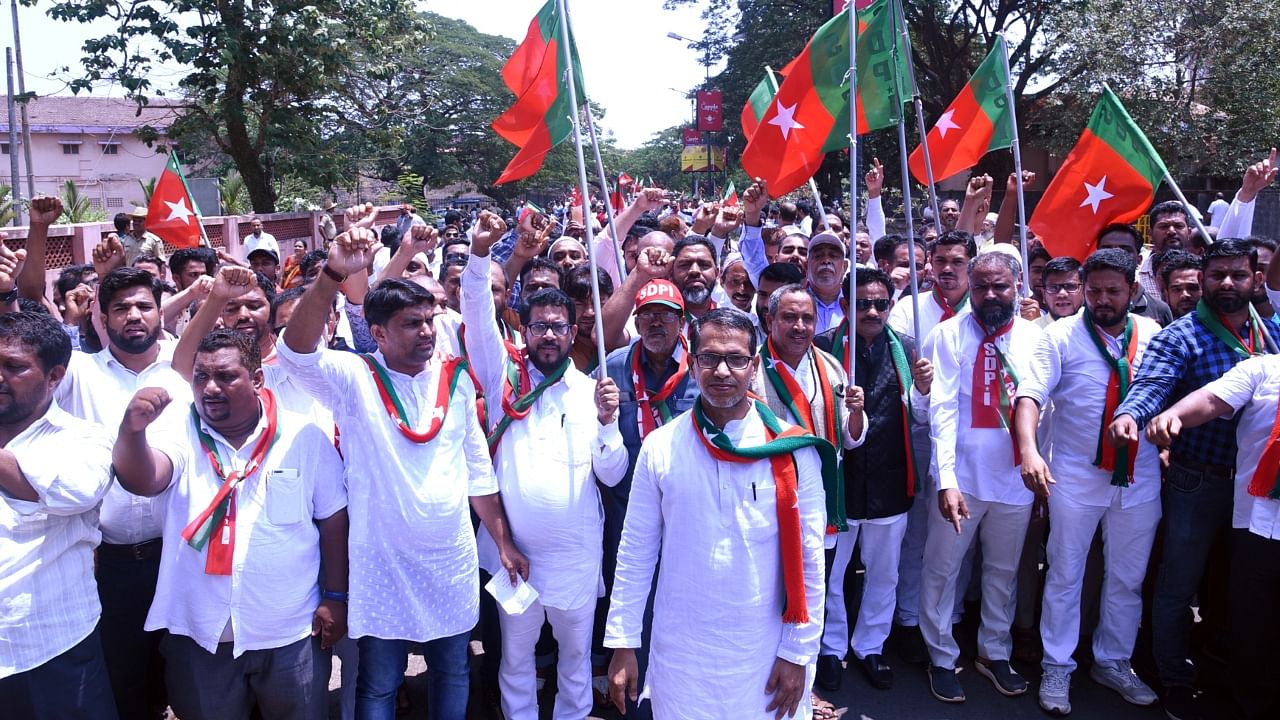 Social Democratic Party of India (SDPI) national general secretary Elyas Thumbe (C). Credit: DH File Photo