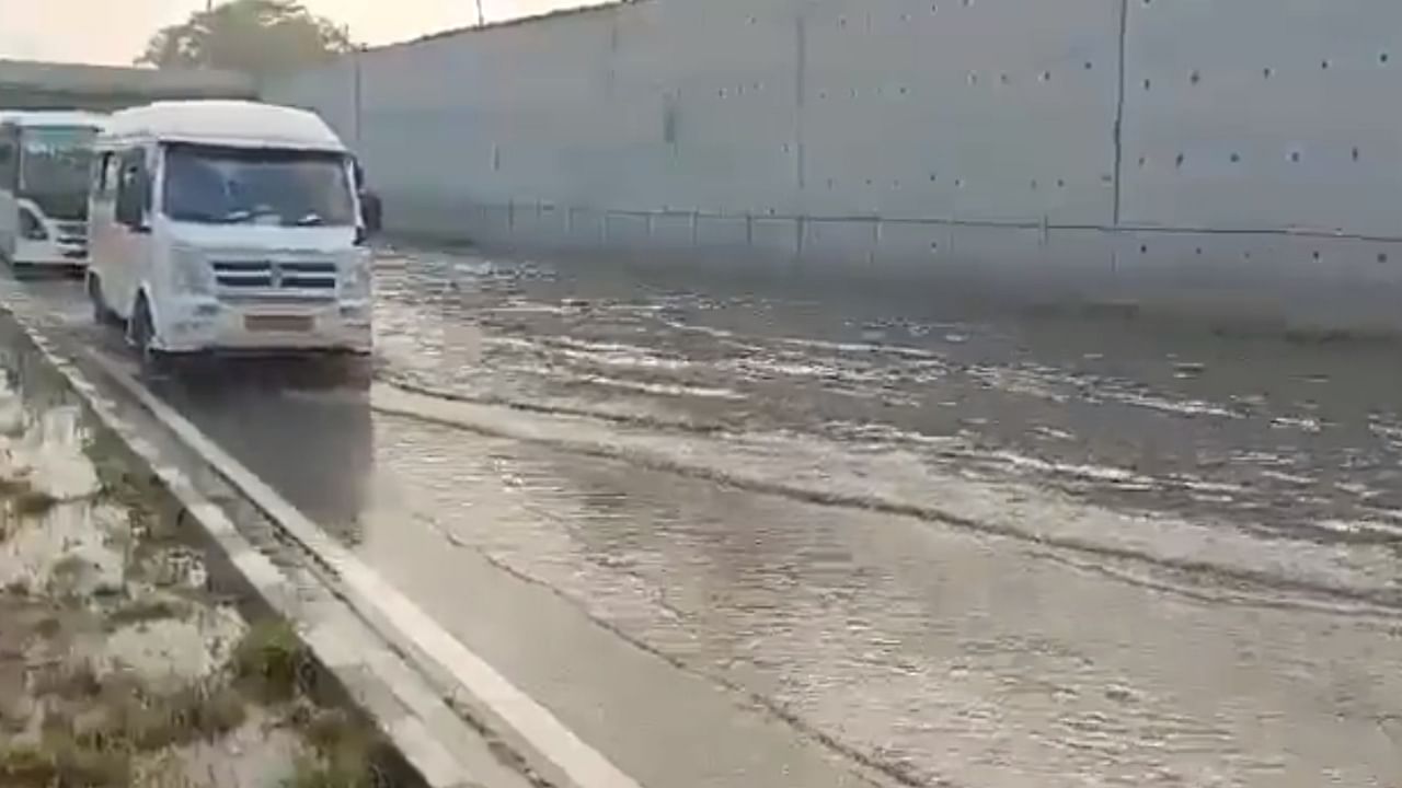 Screengrab from a video showing waterlogging along the Bengaluru-Mysuru Expressway. Credit: Twitter/@CitizenKamran