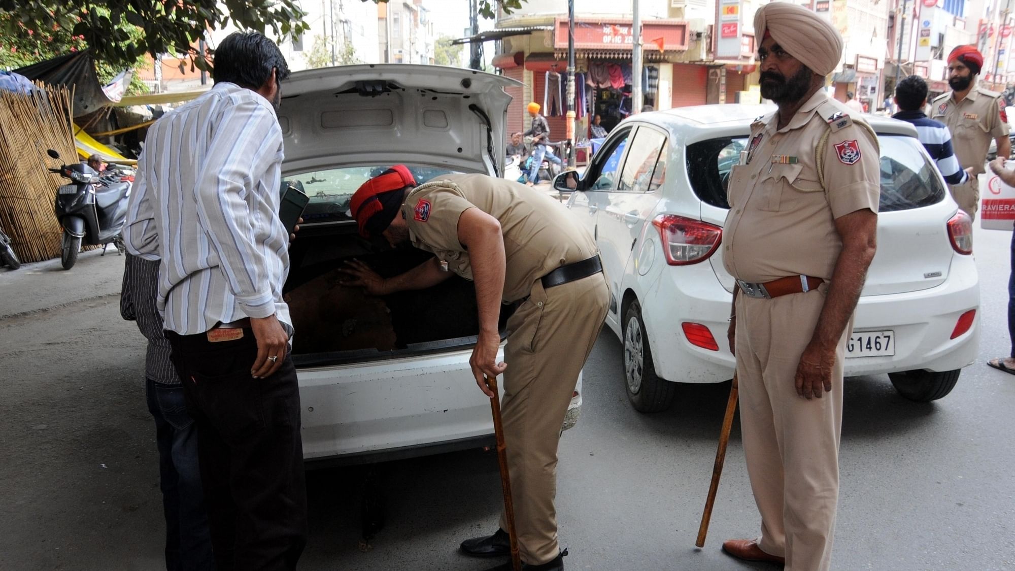 Police personnel check commuters and vehicles amid a crackdown against 'Waris Punjab De' chief Amritpal Singh. Credit: IANS Photo