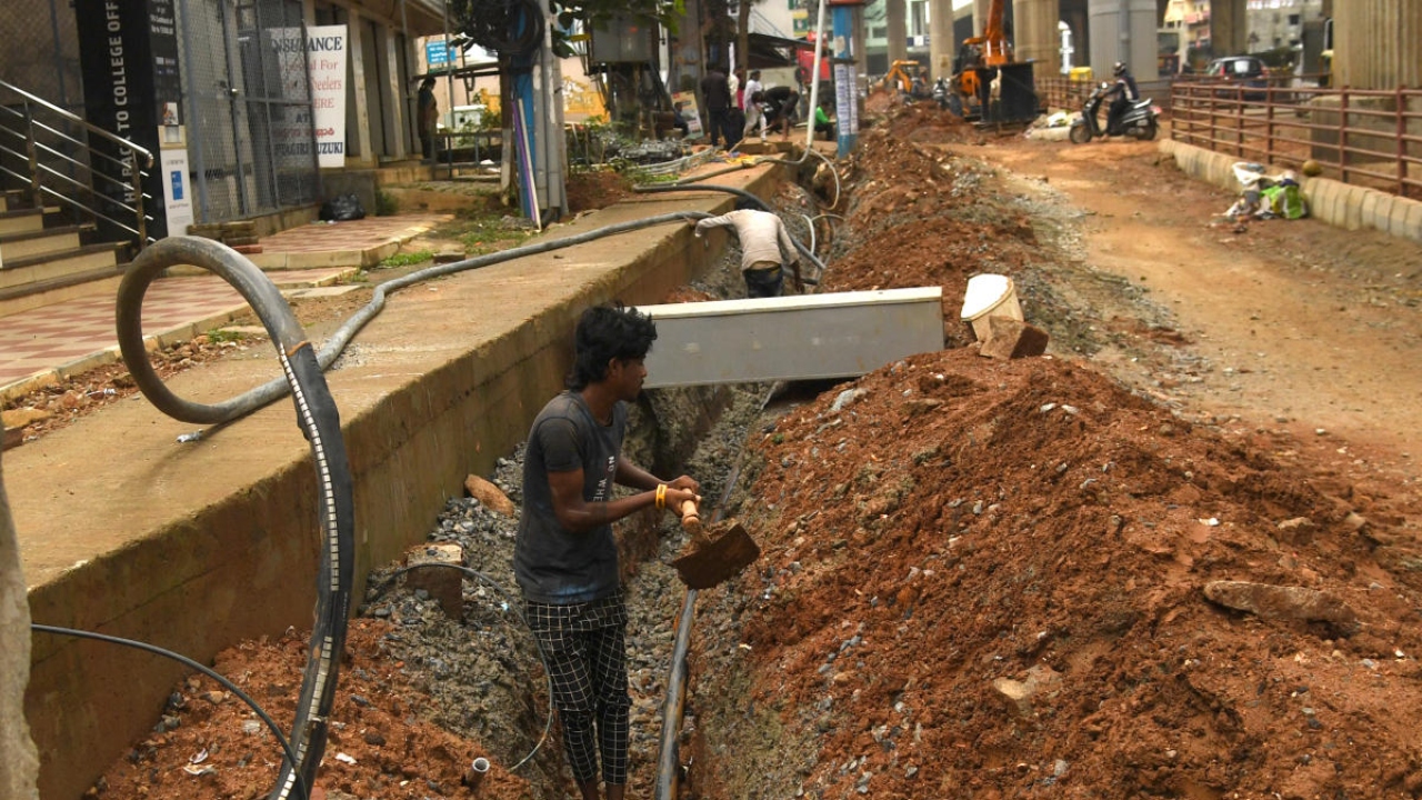 Bescom data shows close to 6,600 km of high-tension lines are underground, out of an estimated 7,033 km. Credit: DH File Photo