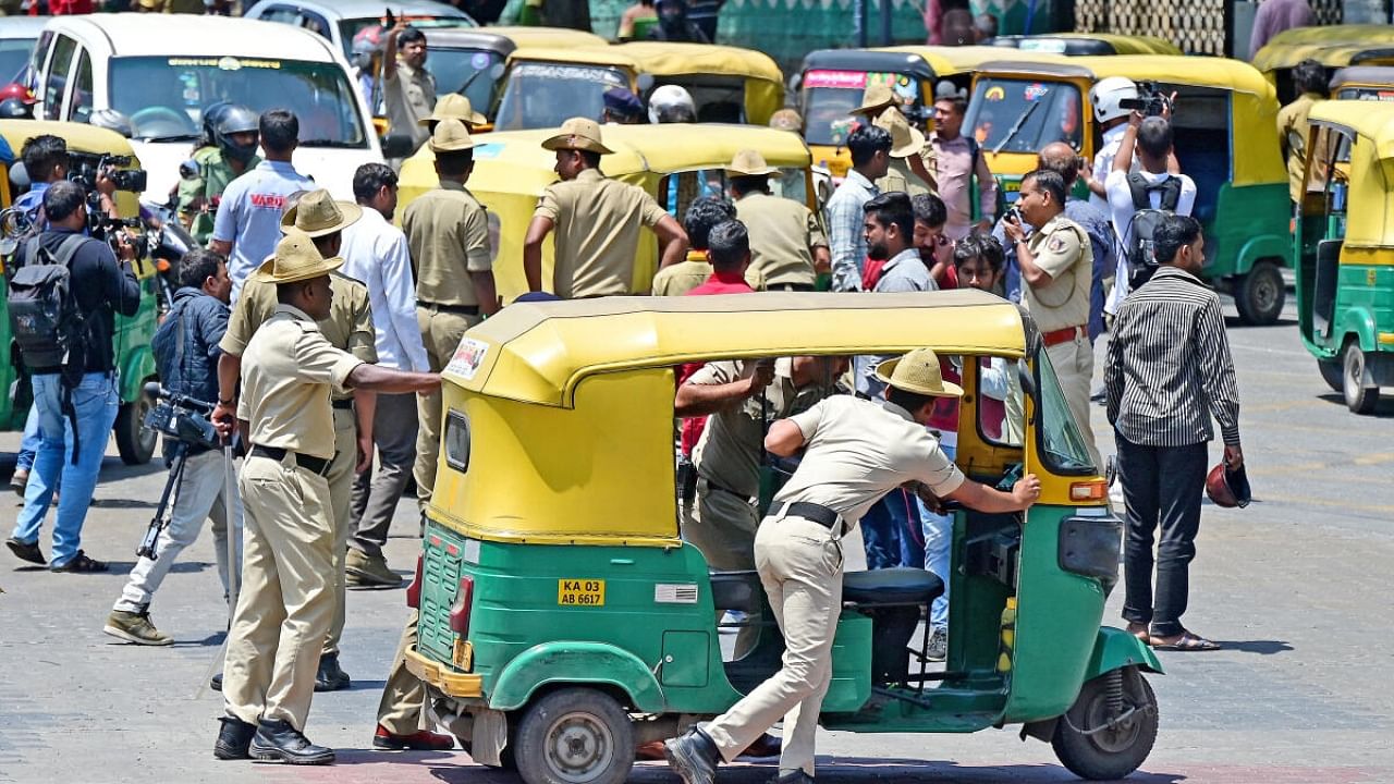 The protest was called off at 3.30 pm, but not before a face-off between police and rickshaw drivers. Credit: DH Photo